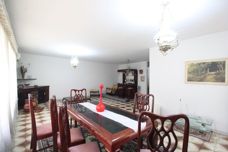 Casa à venda com 650m², 3 quartos e 4 vagasSala