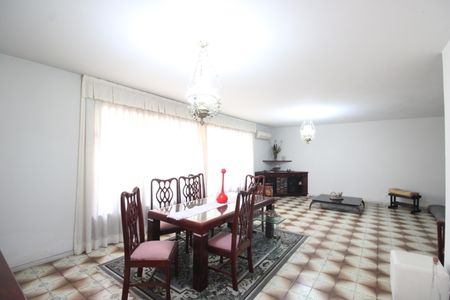 Casa à venda com 650m², 3 quartos e 4 vagasSala