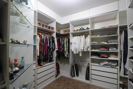 Casa à venda com 650m², 3 quartos e 4 vagasSuíte - Closet