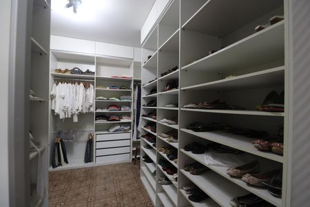 Casa à venda com 650m², 3 quartos e 4 vagasSuíte - Closet