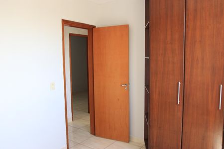 Quarto 01 de apartamento para alugar com 3 quartos, 74m² em Jardim Leblon, Goiânia