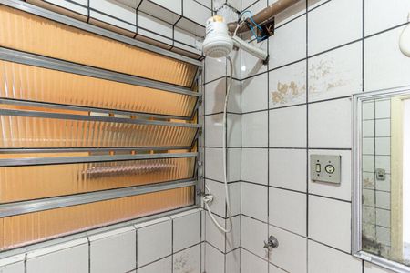 Banheiro de kitnet/studio para alugar com 1 quarto, 36m² em Santa Ifigênia, São Paulo