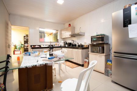Casa à venda com 195m², 2 quartos e 2 vagas Casa à venda com 195m², 2 quartos e 2 vagasCozinha e Área de Serviço