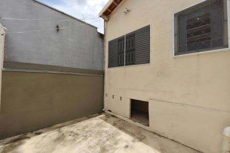Casa à venda com 148m², 2 quartos e 2 vagasQuintal - Fundos