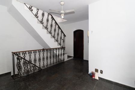 Casa para alugar com 200m², 3 quartos e 1 vaga Casa para alugar com 200m², 3 quartos e 1 vagaHall da Escada