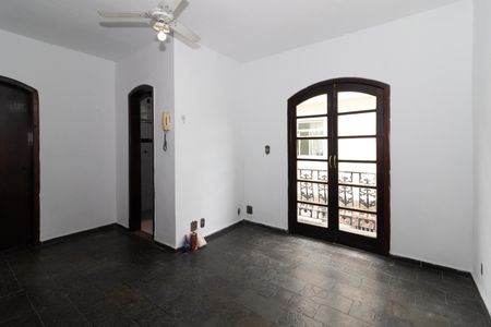 Casa para alugar com 200m², 3 quartos e 1 vaga Casa para alugar com 200m², 3 quartos e 1 vagaHall da Escada