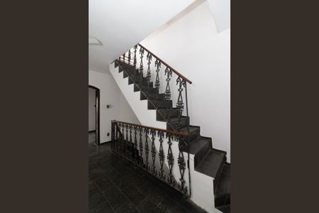 Casa para alugar com 200m², 3 quartos e 1 vaga Casa para alugar com 200m², 3 quartos e 1 vagaEscada