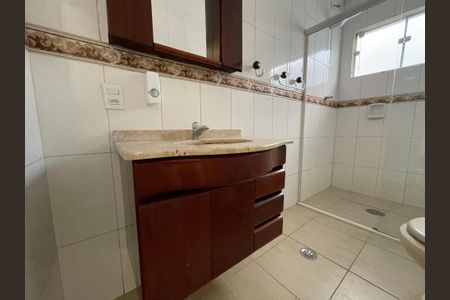 Casa de condomínio para alugar com 600m², 3 quartos e 4 vagasBanheiro Social