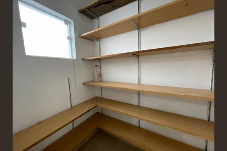 Casa de condomínio para alugar com 600m², 3 quartos e 4 vagasDespensa