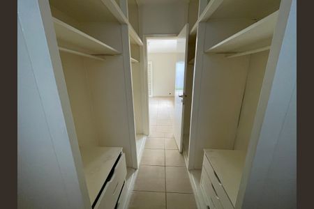 Casa de condomínio para alugar com 600m², 3 quartos e 4 vagasCloset