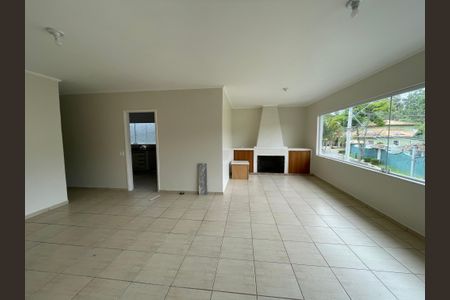 Casa de condomínio para alugar com 600m², 3 quartos e 4 vagasSala