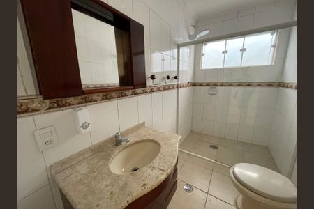 Casa de condomínio para alugar com 600m², 3 quartos e 4 vagasBanheiro Social