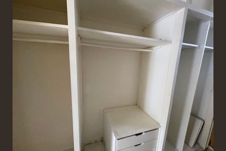 Casa de condomínio para alugar com 600m², 3 quartos e 4 vagasCloset