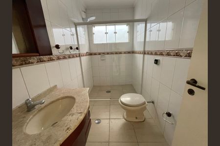 Casa de condomínio para alugar com 600m², 3 quartos e 4 vagasBanheiro Social