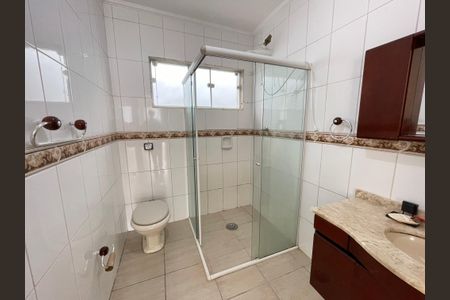 Casa de condomínio para alugar com 600m², 3 quartos e 4 vagasBanheiro da Suíte 1