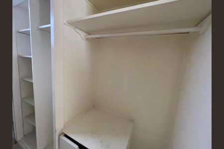 Casa de condomínio para alugar com 600m², 3 quartos e 4 vagasCloset
