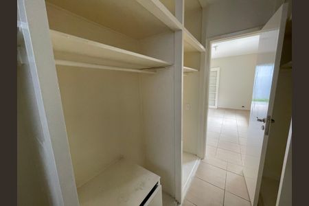 Casa de condomínio para alugar com 600m², 3 quartos e 4 vagasCloset