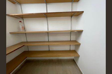 Casa de condomínio para alugar com 600m², 3 quartos e 4 vagasDespensa