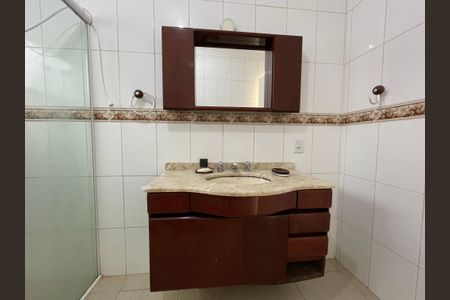 Casa de condomínio para alugar com 600m², 3 quartos e 4 vagasBanheiro da Suíte 1