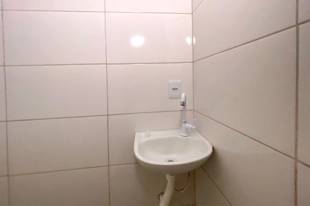 Banheiro de kitnet/studio para alugar com 1 quarto, 25m² em São Marcos, Belo Horizonte