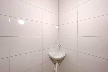 Banheiro de kitnet/studio para alugar com 1 quarto, 25m² em São Marcos, Belo Horizonte
