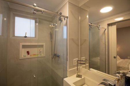 Apartamento à venda com 82m², 1 quarto e 2 vagas Apartamento à venda com 82m², 1 quarto e 2 vagasBanheiro da Suíte
