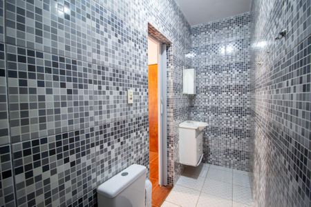 Casa para alugar com 230m², 3 quartos e 3 vagas Casa para alugar com 230m², 3 quartos e 3 vagasBanheiro da Suíte 1