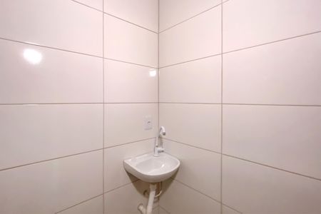 Banheiro de kitnet/studio para alugar com 1 quarto, 25m² em São Marcos, Belo Horizonte