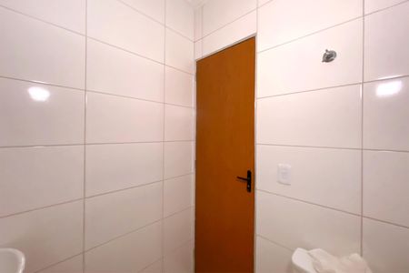 Banheiro de kitnet/studio para alugar com 1 quarto, 25m² em São Marcos, Belo Horizonte