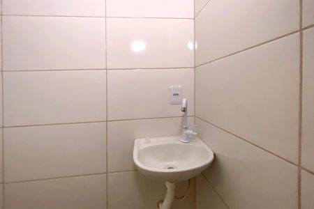 Banheiro de kitnet/studio para alugar com 1 quarto, 25m² em São Marcos, Belo Horizonte