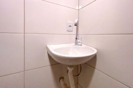 Banheiro de kitnet/studio para alugar com 1 quarto, 25m² em São Marcos, Belo Horizonte