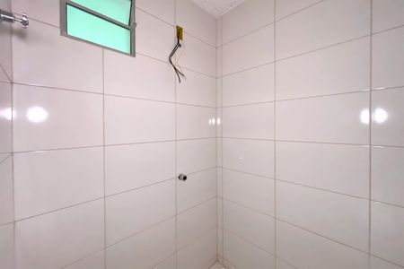 Banheiro de kitnet/studio para alugar com 1 quarto, 25m² em São Marcos, Belo Horizonte