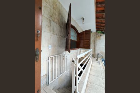 Casa para alugar com 210m², 3 quartos e 1 vaga Casa para alugar com 210m², 3 quartos e 1 vagaEscada