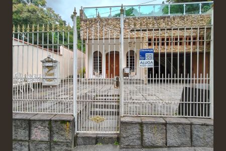 Casa para alugar com 210m², 3 quartos e 1 vaga Casa para alugar com 210m², 3 quartos e 1 vagaFachada