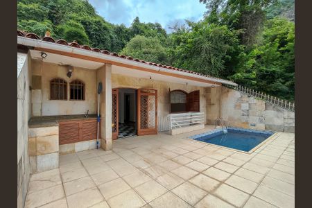 Casa para alugar com 210m², 3 quartos e 1 vaga Casa para alugar com 210m², 3 quartos e 1 vagaPiscina