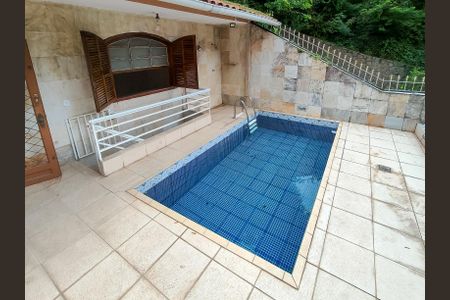 Casa para alugar com 210m², 3 quartos e 1 vaga Casa para alugar com 210m², 3 quartos e 1 vagaPiscina