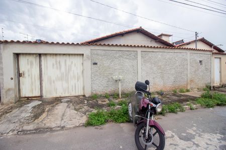 Casa à venda com 110m², 3 quartos e 3 vagas Casa à venda com 110m², 3 quartos e 3 vagasFachada