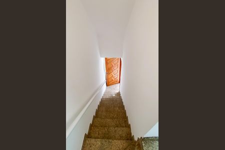 Casa de condomínio para alugar com 160m², 2 quartos e 3 vagasEscada