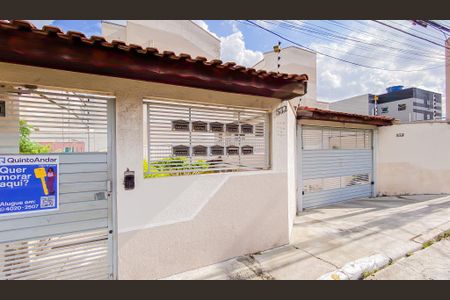 Casa de condomínio para alugar com 130m², 2 quartos e 3 vagas Casa de condomínio para alugar com 130m², 2 quartos e 3 vagasFachada + Placa