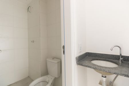 Banheiro  de kitnet/studio à venda com 1 quarto, 29m² em Vila Carrão, São Paulo