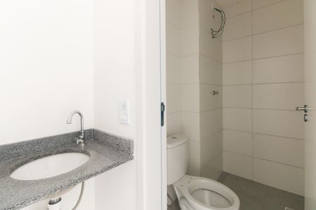 Banheiro  de kitnet/studio à venda com 1 quarto, 29m² em Vila Carrão, São Paulo