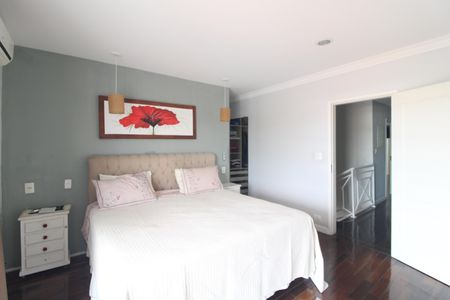 Casa à venda com 240m², 4 quartos e 3 vagasSuíte 1