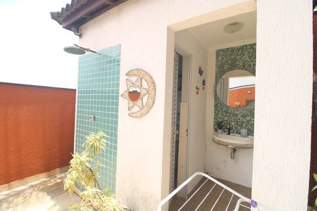 Casa à venda com 240m², 4 quartos e 3 vagasBanheiro da piscina