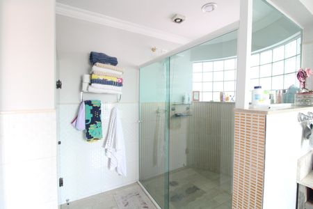 Casa à venda com 240m², 4 quartos e 3 vagasBanheiro da suíte 1