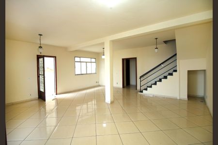 Casa à venda com 386m², 4 quartos e 2 vagasSala