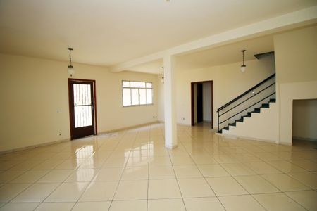 Casa à venda com 386m², 4 quartos e 2 vagasSala