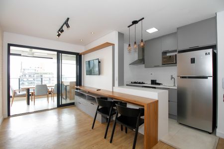 Sala e Cozinha de apartamento para alugar com 2 quartos, 71m² em Pinheiros, São Paulo