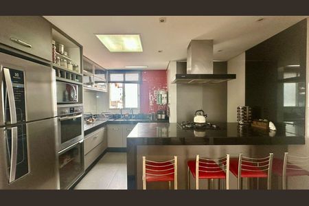 Apartamento à venda com 152m², 4 quartos e 2 vagasCozinha 