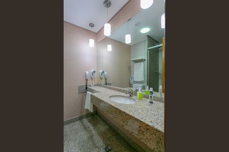 Banheiro de kitnet/studio à venda com 1 quarto, 27m² em Lourdes, Belo Horizonte