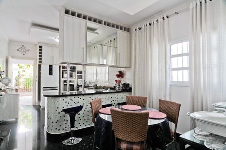 Casa à venda com 300m², 4 quartos e 6 vagasCozinha